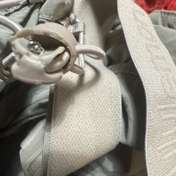 Lululemon EVERGREEN ANORAK size 6/ *Price to Reflect Condition* - Picture 10 of 12